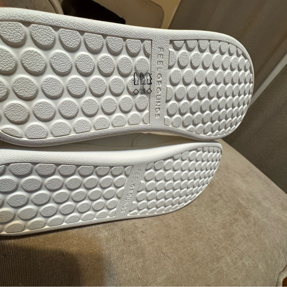 Sleek White Men's Sneakers - Picture 6 of 7